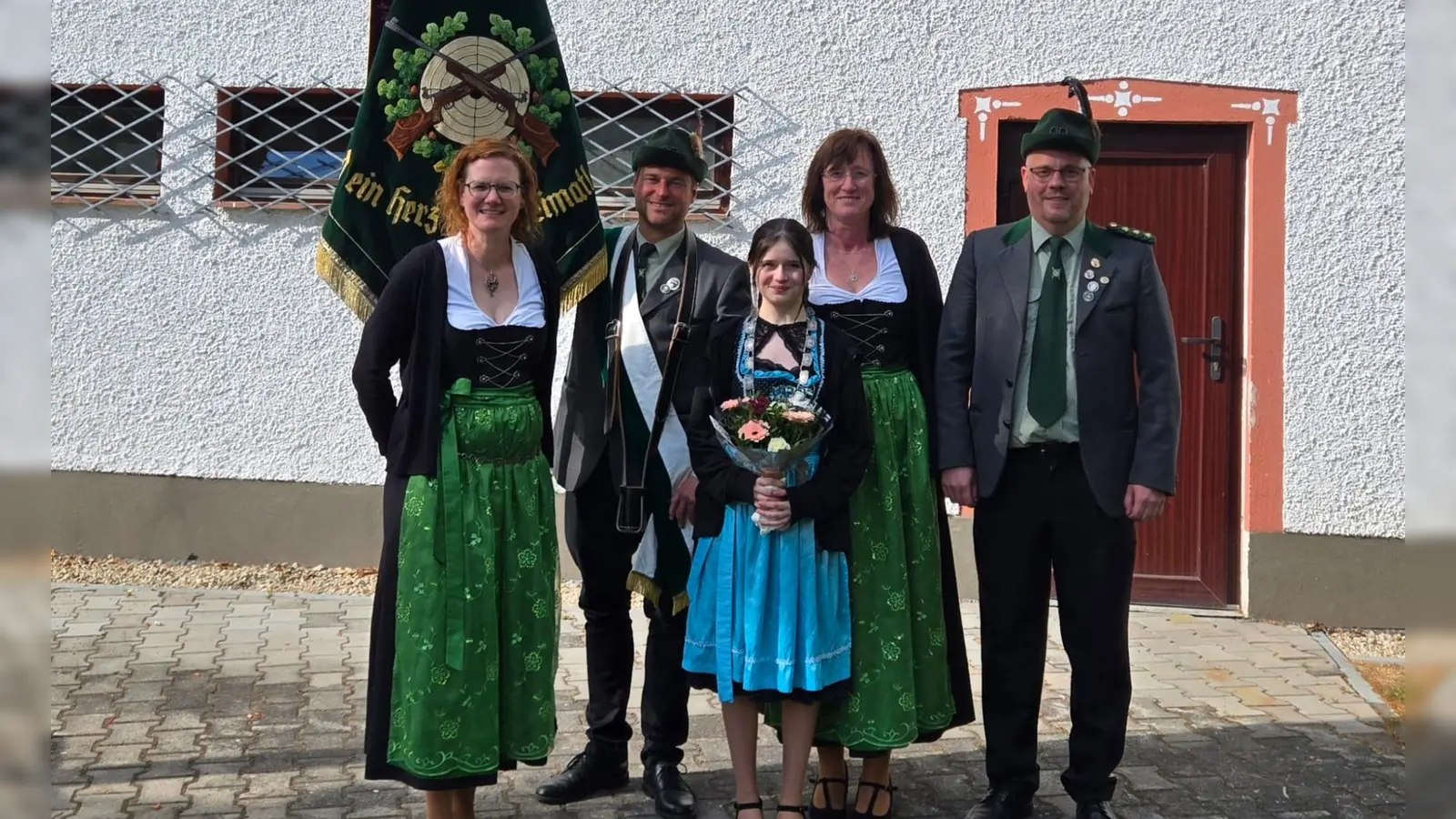 von links: Jugendtrainerin Marina Schnorr, Fahnenjunker Josef Roth, Hanna Lindner, Sportleiterin Angela Petersohn, 1. Schützenmeister Stephan Trautner  (Bild: Karl Haubner )