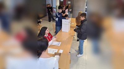 Schüler der Klassen M8, M9 und M10 nahmen an der Wahl teil  (Bild: Ramona Ott)