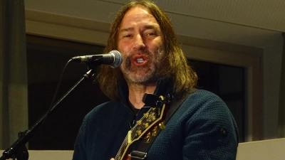 Roland Hefter brachte eine Gitarre und viel gute Laune mit nach Michelfeld. (Bild: Markus Müller)