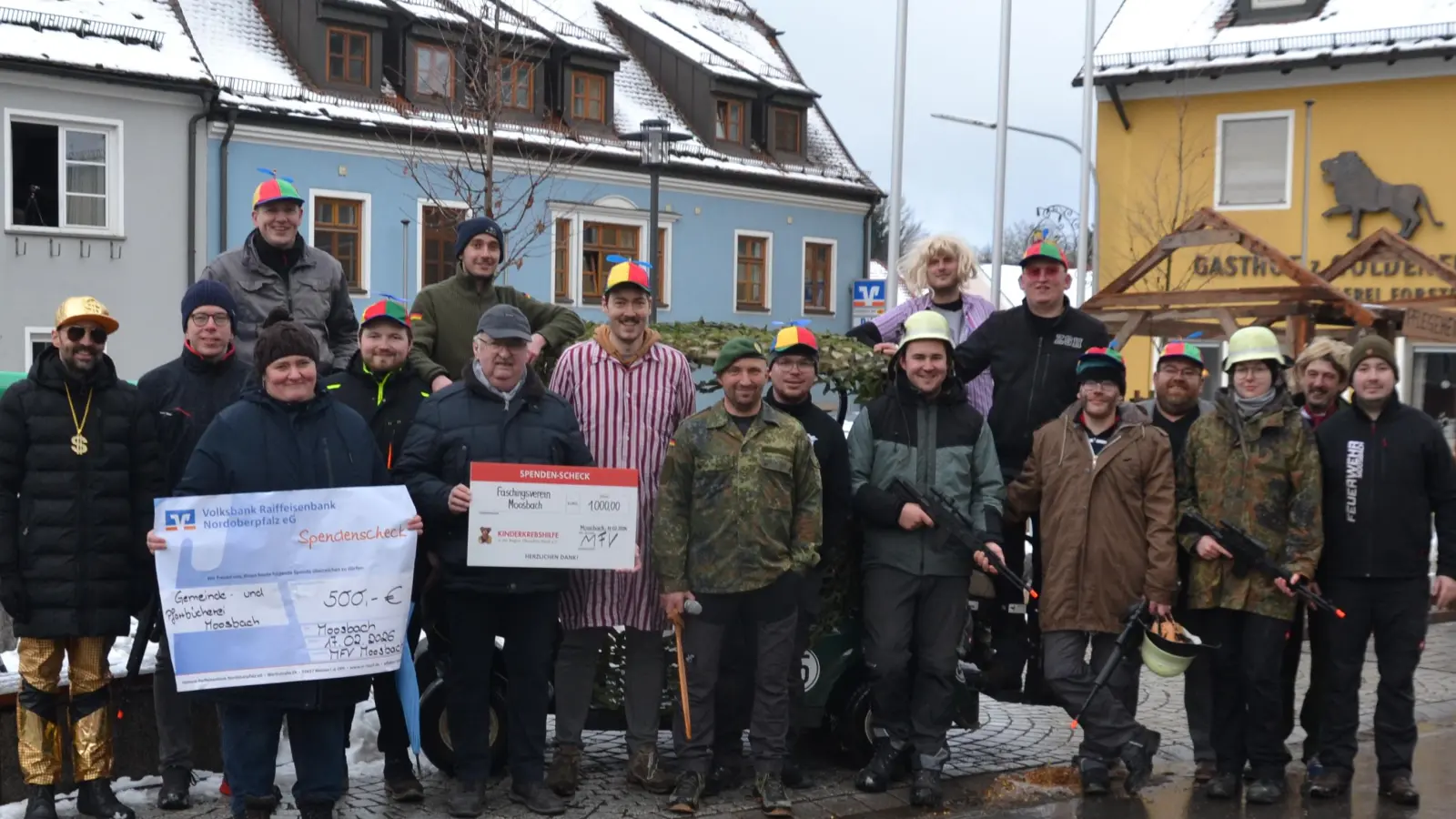Der Faschingsvereins Moosbach überreichen Spenden für die Kinderkrebshilfe und die Bücherei. (Bild: Peter Garreiss)