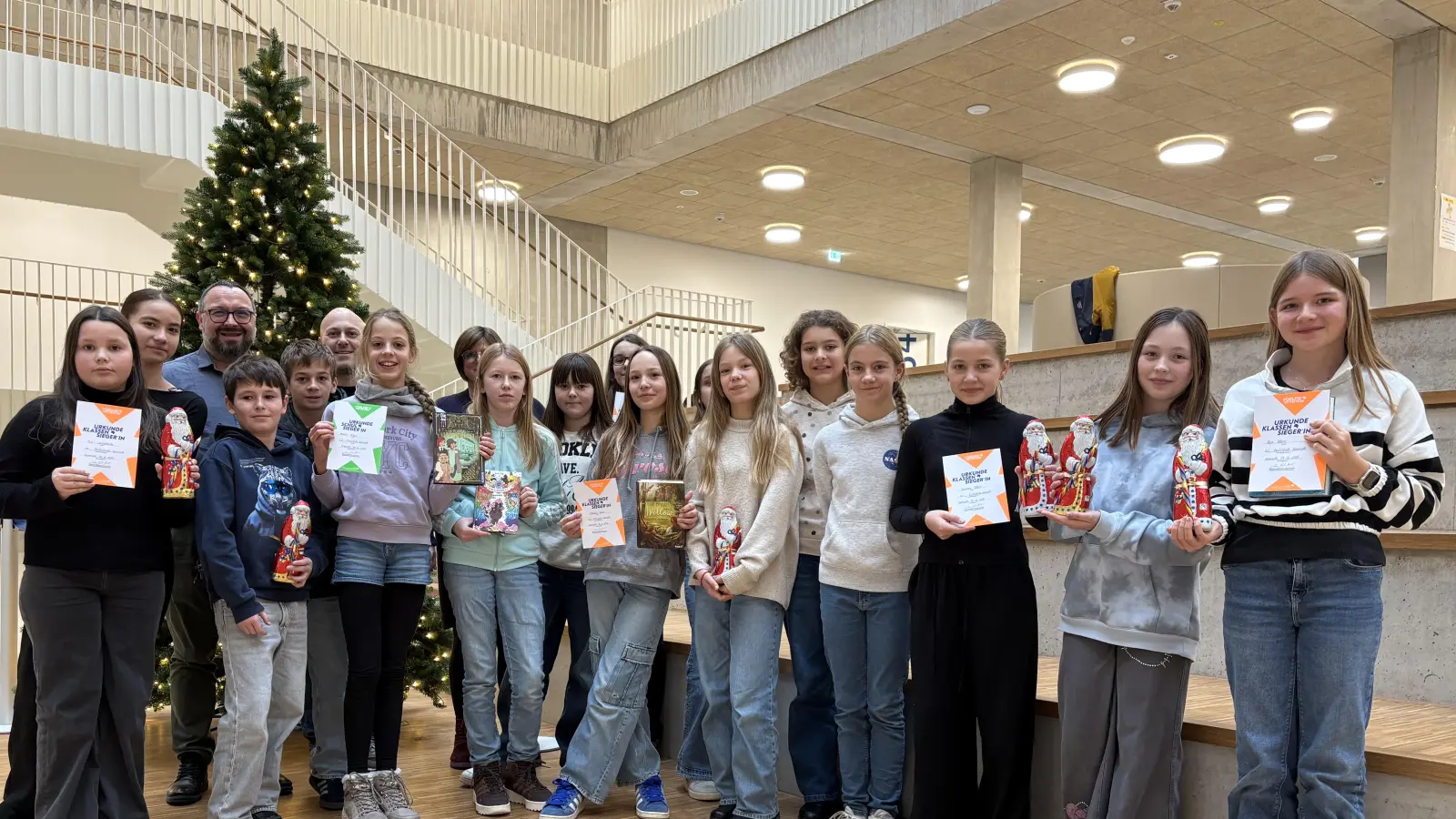 Die Gewinner des Lesewettbewerbs zusammen mit Realschuldirektor Holger König und Studienrat Christian Frischholz (Fachbetreuer Deutsch). (Bild: Walter Thurn)