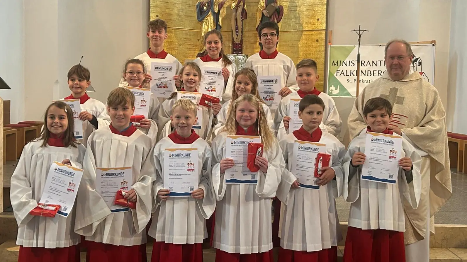 Die elf neuen sowie die geehrten Ministranten zusammen mit Herrn Pfarrer Markus Nees. 3. Reihe von links: Henrick Fichtner, Theresa Meister, Benedikt Staufer. 2. Reihe von links: Matthias Lindner, Leonie Bischof, Marie Beer, Ella Wildenrother, Ben Wachsmann, Pfarrer Markus Nees. 1. Reihe von links: Isabella Bauer, Joshua Meiler, Kilian Hecht, Lucia Preisinger, Valentin Siller, Leopold Schraml. (Bild: Kathrin Bischof)