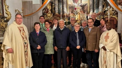 Pfarrer Markus Urban, Pfarrvikar Apolinary Kibadeni und Seelsorgeratssprecherin Rosina Zinkl zusammen mit den Ehejubilaren. (Bild: Kerstin Bauriedl)