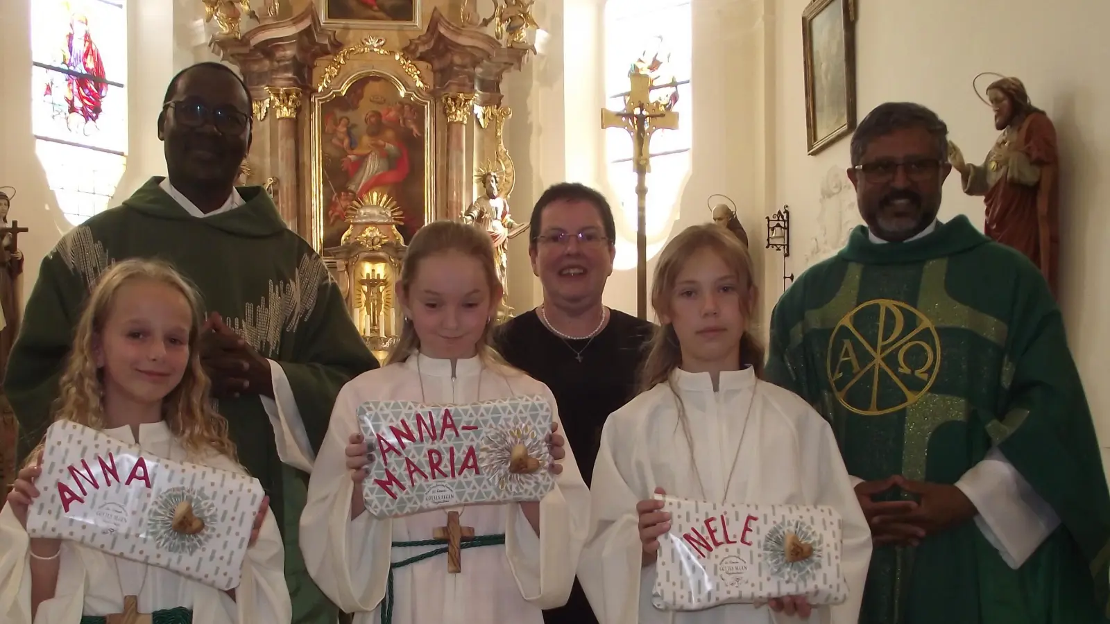 Drei neue Ministrantinnen wurden am Sonntag feierlich in Roggenstein in den Dienst am Altar von Pfarrer Jo (rechts) aufgenommen. Mit im Bild Mesnerin Monika Krug und Pater Edi aus Uganda. (Bild: Robert Ronke)