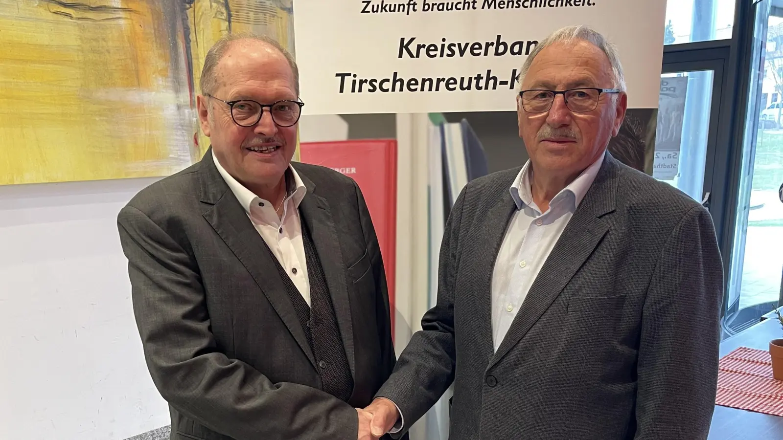 Georg Brand (rechts) gratuliert seinem Nachfolger Reinhard Schön. (Bild: Thomas Döhler)
