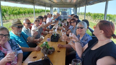 Amüsante Planwagenfahrt des Heimatvereins Birgland durch die Weinberge um Volkach und Sommerach (Bild: Gerda Donhauser)