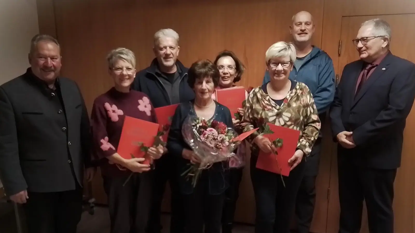 Die geehrten Genossinnen und Genossen mit Kreisrat Hans Brandl und dem stellvertretenden SPD-Unterbezirksvorsitzenden Gunar Prauschke: v. l. Kreisrat Hans Brandl, Doris Reiß, Roland Zeitler, Erika Hager, Gabriele Neumüller-Wölfl, Isgard Forschepiepe, Thomas Döhler, Gunar Prauschke. Es fehlt Ingrid Köstler. (Bild: Friedrich Wölfl)