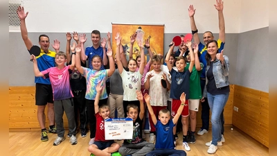 Der Nachwuchs der TSG Tischtennisabteilung freut sich mit seinen Trainern Christian Frank (1.v.l) und Christian Moser (2.v.r) über die großzügige Spende von Carina Moser von der Sparda Bank (1.v.r) (Bild: Thomas Hüttl)