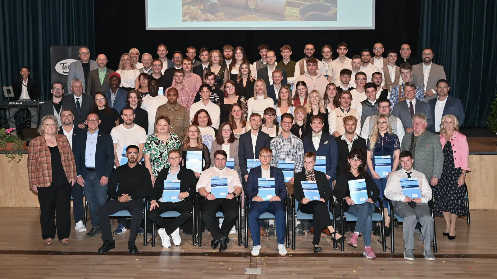 Alle Teilnehmer und Ehrengäste der Sommergesellenprüfung (Bild: Petra Hoffmann)