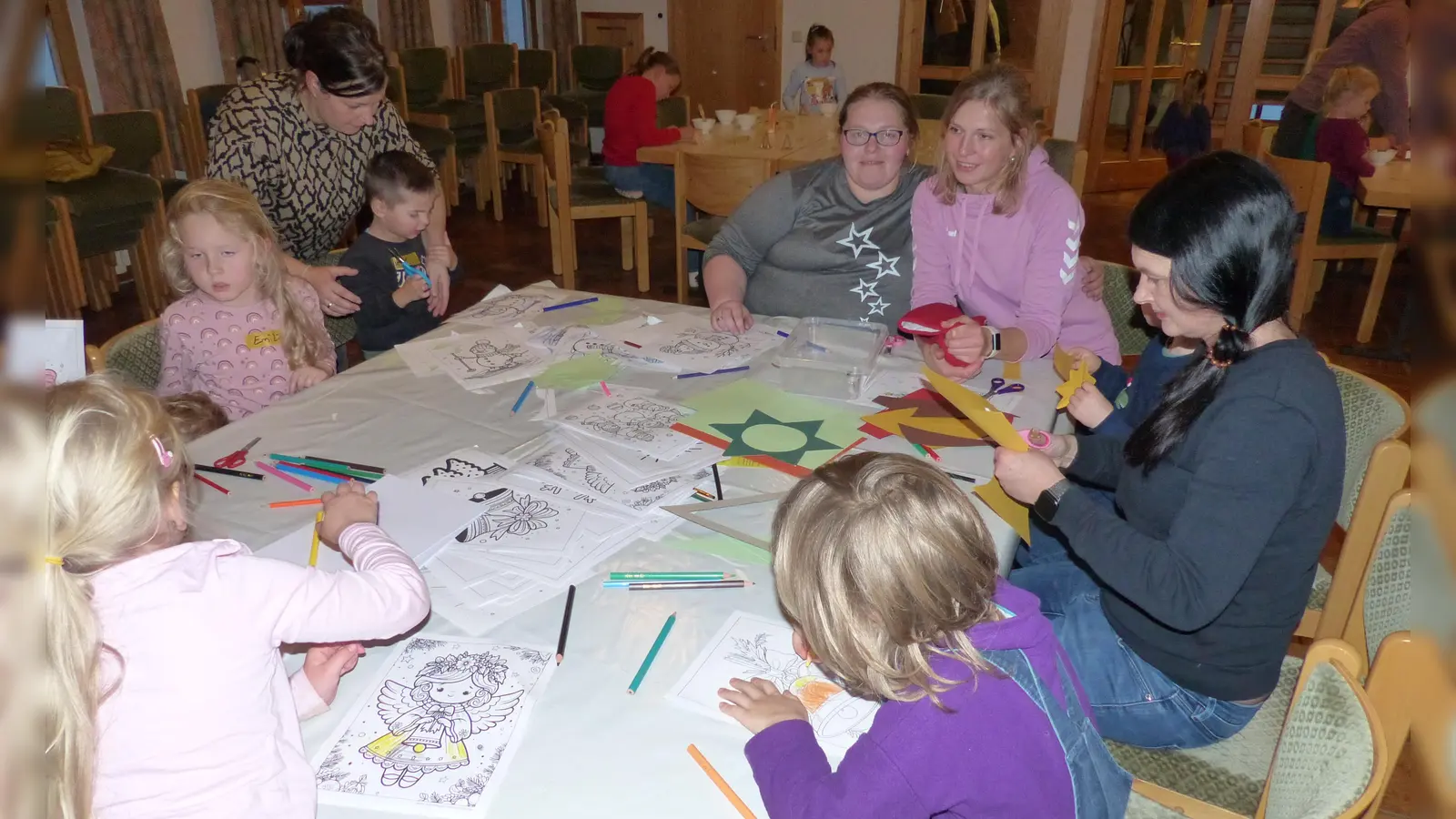 Die beiden Initiatorinnen, Maria Schatz und Elli Ermer (von links sitzend) die bereits zum zweiten Mal die Kinder ins Pfarrheim einluden. (Bild: Sieglinde Schärtl)