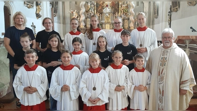 Auf dem Bild sind Pfarrer Arnold Pirner und Betreuerin Simone Ott (Neudorf) mit den neuen Minis Vinzenz Götz, Selina Craciun, Sofie Hero, Lena Klein und Devran Hartich zu sehen. (Bild: rgl)