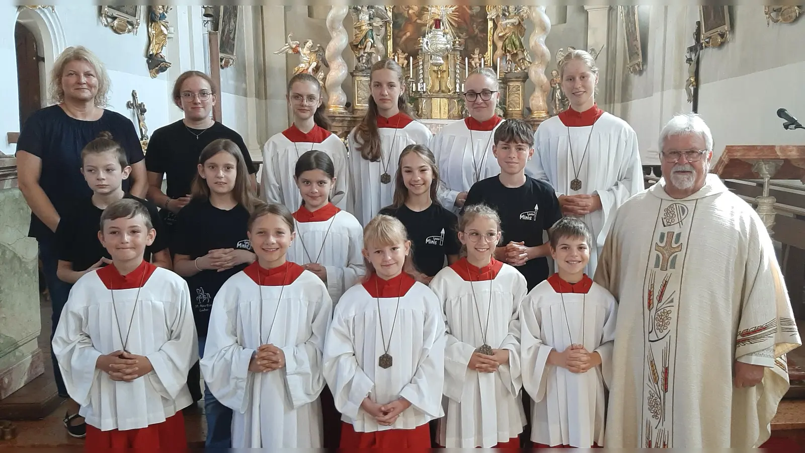 Auf dem Bild sind Pfarrer Arnold Pirner und Betreuerin Simone Ott (Neudorf) mit den neuen Minis Vinzenz Götz, Selina Craciun, Sofie Hero, Lena Klein und Devran Hartich zu sehen. (Bild: rgl)