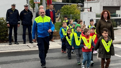 Bild zeigt die Klasse 1a der Hans-Sauer-Schule mit Konrektorin Petra Walberer und Verkehrserzieher Polizeihauptmeister Thomas Nörl beim Schulwegtraining. <br> (Bild: Dr. Matthias Holl)