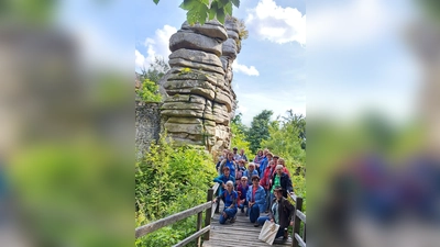 KDFB- Wandergruppe vor der Burgruine Weißenstein im Steinwald. Rechts vorne Geoparkrangerin Michaela Griener (Bild: Angela Bodensteiner)