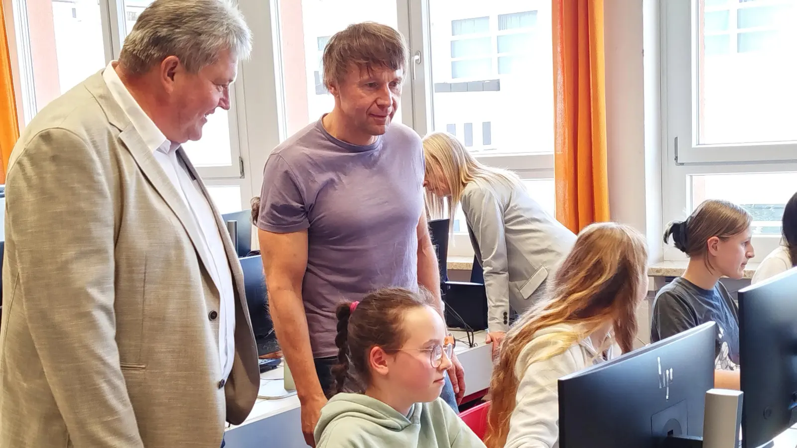 Die Schüler nahmen die neuen PCs gleich in Beschlag. Auf dem Bild von links Bürgermeister Bernhard Schmidt und Lehrer Bernhard Bergler. (Foto: Jochen Neumann)