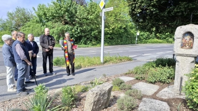 Zu sehen der Bildstock „Weiße Marter” mit einem der vier restaurierten Bilder. Linke Seite von rechts Herr Stadtpfarrer Markus Schmid bei der Segnung, Dr. Sebastian Schott, Gerhard Götz SG Krumpes, Wilhelm Moser, Stadtgartenmeister Thomas Huber, verdeckt Edi Nickl und Gattin Maria. (Bild: Lore Leitmeier)