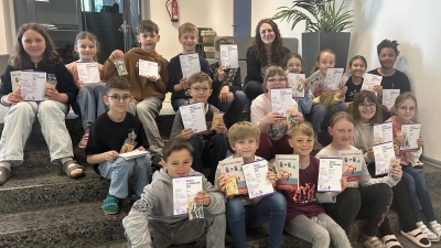 Lehrerin Frau Tina Körner und die am Wettbewerb teilgenommenen Kinder. (Bild: Michaela Ponnath)