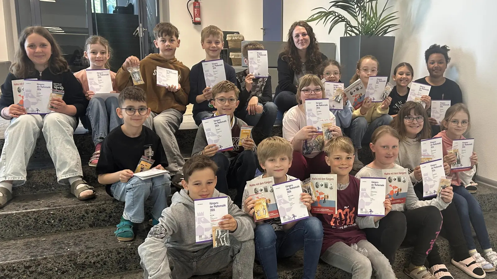 Lehrerin Frau Tina Körner und die am Wettbewerb teilgenommenen Kinder. (Bild: Michaela Ponnath)