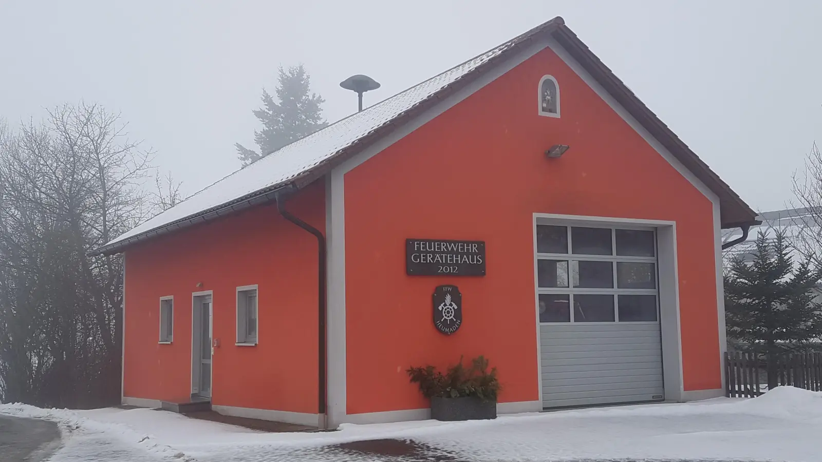 Das neue Feuerwehrhaus in Mitten der Ortschaft Heumaden weist auf die Wichtigkeit der Wehr hin. (Bild: Peter Garreiss)