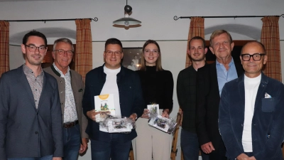 Lukas Üblacker (Dritter von links) und Lena Mayerhöfer (Vierte von rechts) wurden von Sebastian Rosnitschek, Franz Stahl, Jugendreferent Nico Wiesend, Norbert Schuller und Alfred Scheidler verabschiedet (im Bild von links nach rechts). (Bild: Jan Bracke)