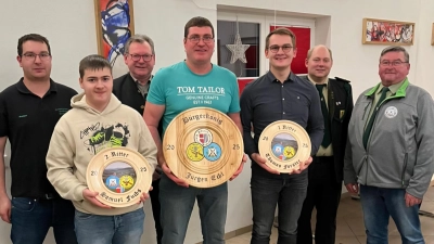 von links: Schießleiter Matthias Gresser, 2. Ritter Samuel Fuchs, BGM Martin Prey, Bürgerkönig Jürgen Eckl, 1. Ritter Thomas Forster, SM Martin Alwang, SM Johann Fuchs (Bild: Maria Hoch)