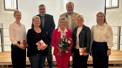 Verena Götz, Gertraud Betz, Nabburgs zweite Bürgermeisterin Irene Ehemann, Anne Bräuer, Bettina Selch (vorne von links) sowie der Leiter der Naabtal-Realschule Thomas Kuban und Nabburgs erster Bürgermeister Frank Zeitler freuen sich über die gelungene Ausstellung im Schmidt-Haus. (Bild: Marko Pammer)