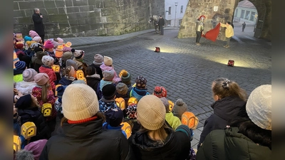 Spielszene vor dem Mähntor: Sankt Martin teilt seinen Mantel mit dem Bettler. (Bild: Raphael Haubelt)