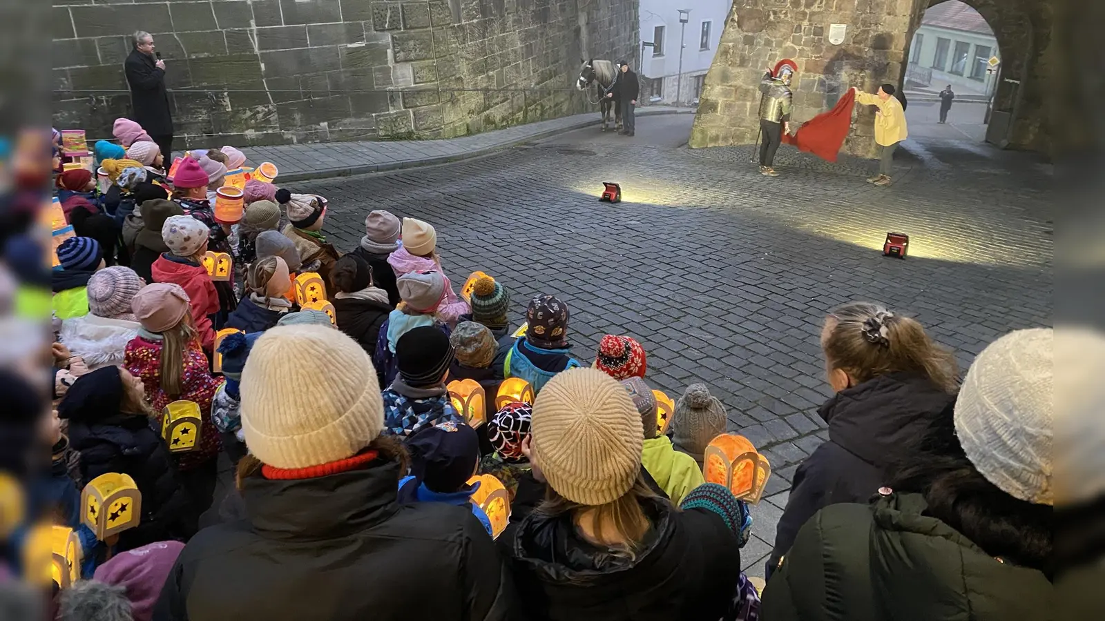 Spielszene vor dem Mähntor: Sankt Martin teilt seinen Mantel mit dem Bettler. (Bild: Raphael Haubelt)