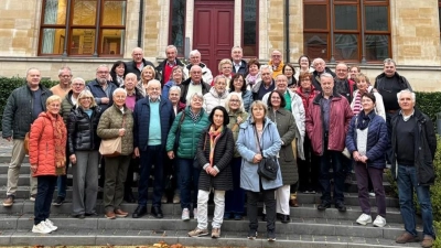Vor dem Haus der Vertretung des Freistaates Bayern bei der EU in Brüssel stellte sich die Reisegruppe der CSU Mittelstandsunion zum Gruppenfoto auf. (Bild: Erhard Nitzbon)