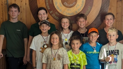 Die strahlenden Gewinner mit dem Betreuerteam (Bild: Selina Delling)