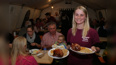 Schweinhaxn mit Sauerkraut und Dotsch. Bei dem lächelnden Service schmeckte es nochmals so gut, wie das Bild aus dem Archiv der vergangenen Jahre zeigt. (Bild: Bernhard Kreuzer )