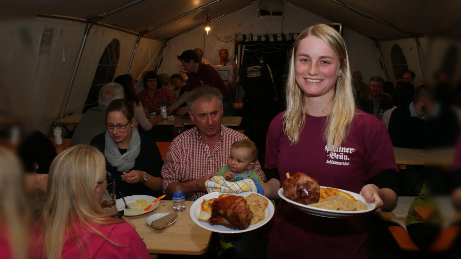 Schweinhaxn mit Sauerkraut und Dotsch. Bei dem lächelnden Service schmeckte es nochmals so gut, wie das Bild aus dem Archiv der vergangenen Jahre zeigt. (Bild: Bernhard Kreuzer )
