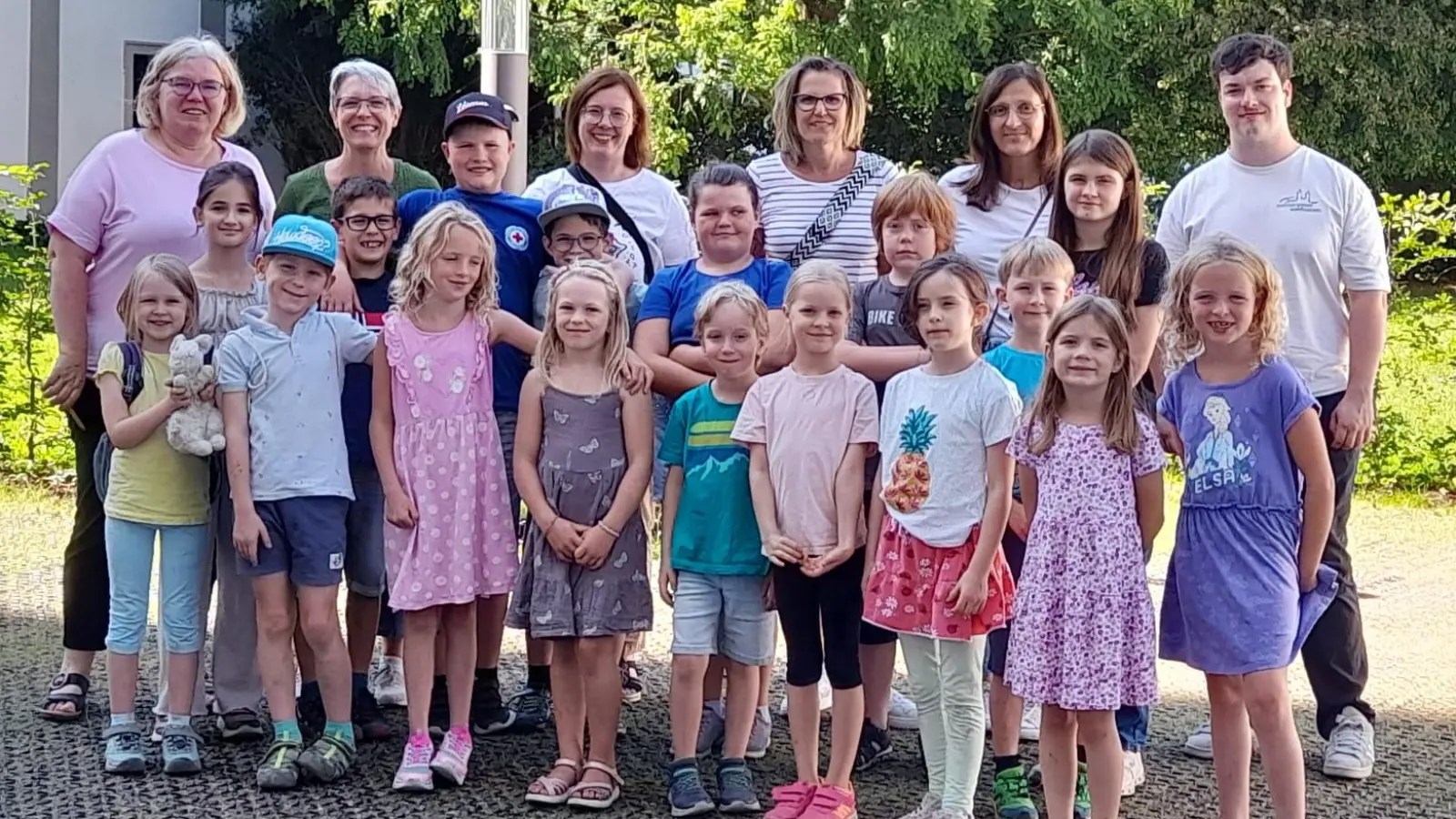 Gruppenbild nach der einzigartigen Kirchenführung. (Bild: Stefanie Riedl)