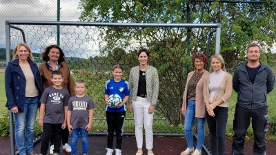 Heike Eger (FU), Ulrike Guttenberger (FU), Birgit Enders (Schulleiterin), Lisa Schieder (FU), Kathrin Kleber (Elternbeirat), Roy Vogel (Hausmeister) und Kinder (Bild: Katharina Liebl)