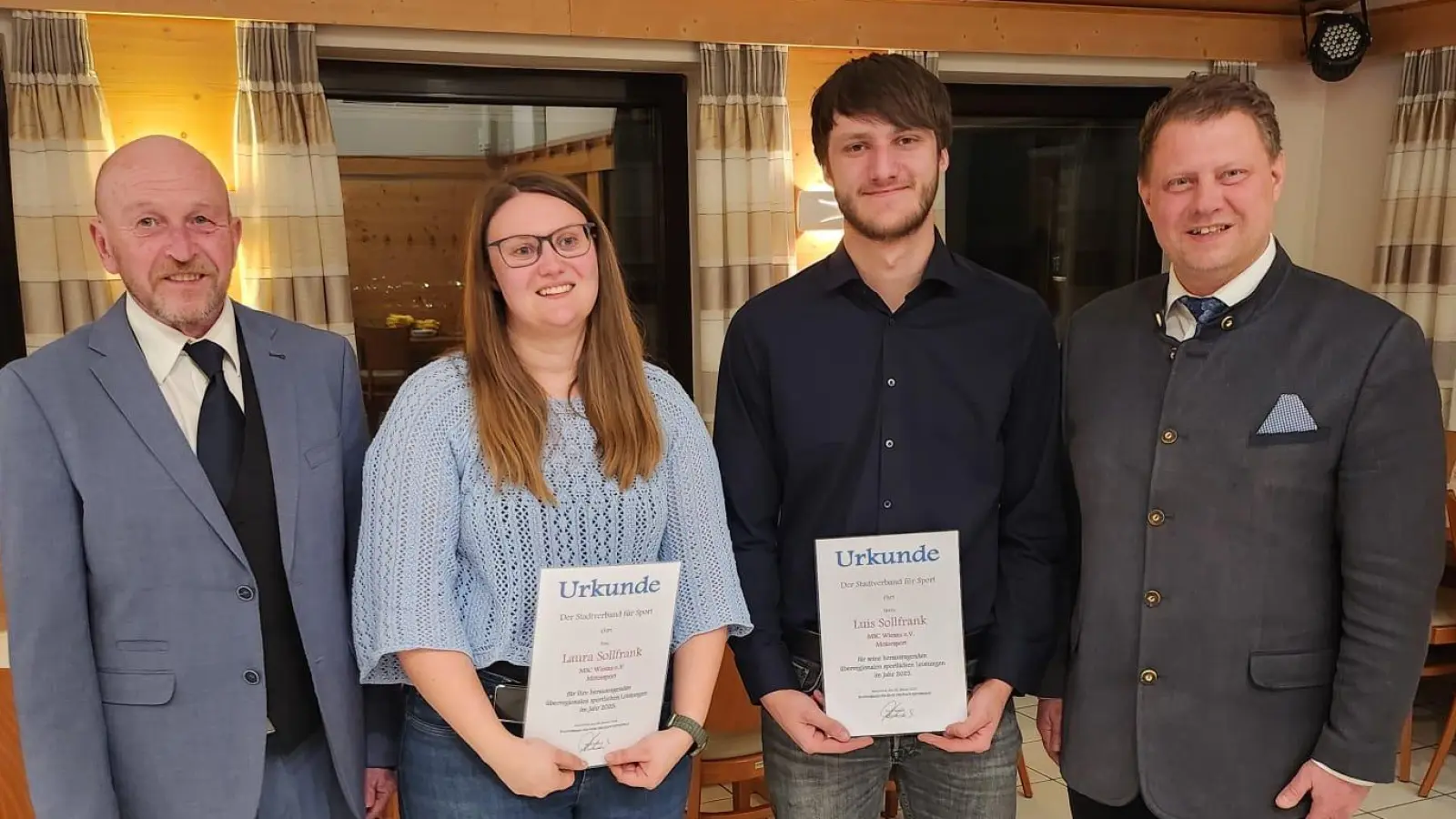 Für ihre Erfolge im Motorsport wurden Laura und Luis Sollfrank aus gezeichnet. V.L. Peter Haibach (Stadtverband),Laura Sollfrank,Luis Sollfrank,Bürgermeister Stefan Grillmeier. (Bild: Karl-Heinz Dietrich)