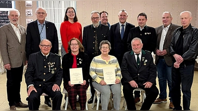 Zum Erinnerungsbild stellte sich das Schützenmeisteramt mit den Ehrengästen auf. Das Bild zeigt von links sitzend: 1. SM Franz Fuhrmann, Doris Zetzl, Christa Fuhrmann, 2. SM Karl Schmid. Hinten von links: Reinhard Meier, Lothar Höher, Sarah Lehner, Harald Frischholz, Philipp Rank, Stadtrat Hans-Jürgen Gmeiner, Stadtrat Stefan Gollwitzer, Stadtrat Wolfgang Pausch, Gerfried Mühlbauer. (Bild: Reinhard Kreuzer)