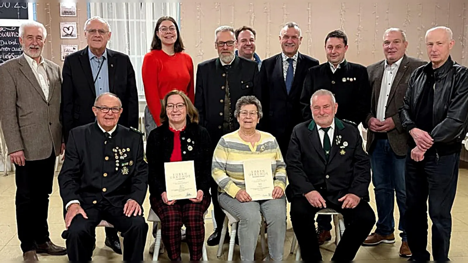 Zum Erinnerungsbild stellte sich das Schützenmeisteramt mit den Ehrengästen auf. Das Bild zeigt von links sitzend: 1. SM Franz Fuhrmann, Doris Zetzl, Christa Fuhrmann, 2. SM Karl Schmid. Hinten von links: Reinhard Meier, Lothar Höher, Sarah Lehner, Harald Frischholz, Philipp Rank, Stadtrat Hans-Jürgen Gmeiner, Stadtrat Stefan Gollwitzer, Stadtrat Wolfgang Pausch, Gerfried Mühlbauer. (Bild: Reinhard Kreuzer)