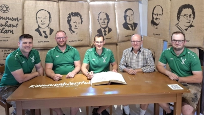 Zweiter Bürgermeister Robert Brenner (2.v.r.) gratulierte beim Eintrag ins Goldene Buch des Marktes Eslarn den Luftgewehrschützen (v.l.) Michael Kleber, Markus Werner, Christoph Brenner und Ulli Bauer zum Aufstieg in die Bezirksoberliga. (Bild: Karl Ziegler )