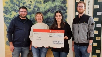 Marina Zielbauer übergibt gemeinsam mit Michael Zielbauer und Simon Boll die Spende im Auftrag der Weidner Komödiens an die Leitung vom Hospiz, Susanne Wagner. (Bild: Sigrid Lehner)