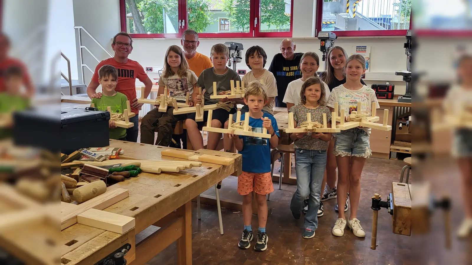 Die Ergebnisse der Ferienprogramm-Aktion wurden stolz präsentiert.  (Bild: Hans Wurm)