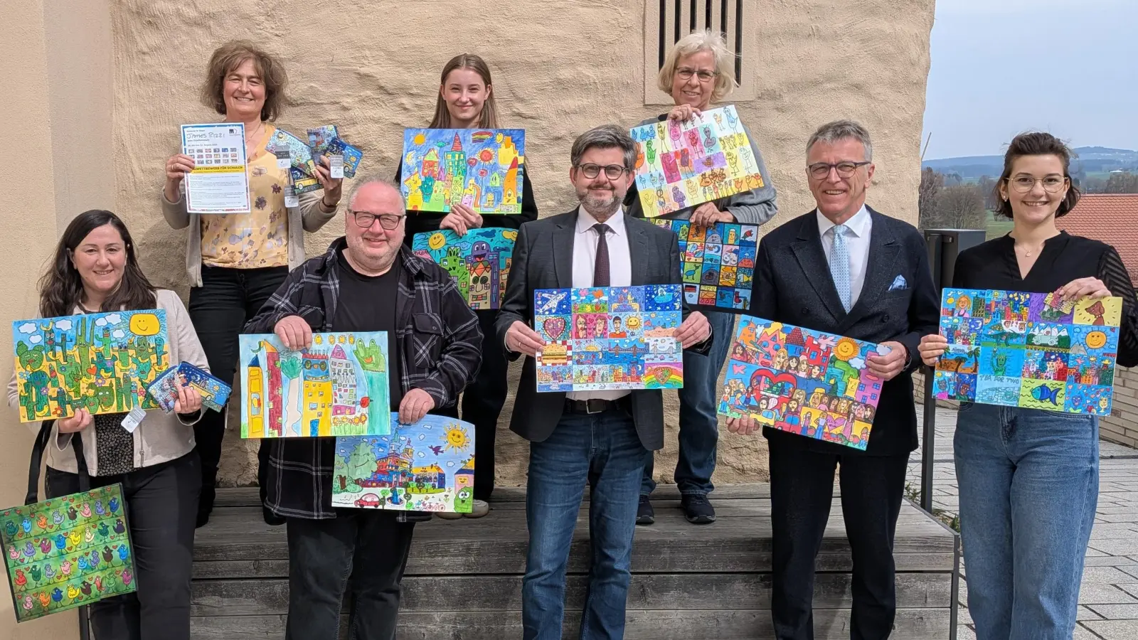 Leiterin MQ Birgit Plößner, Kurator Thomas Herrmann, Schulamtsdirektor Armin Engel, Bürgermeister Franz Stahl und Sabrina Kalcher vom Kuratorenteam Herrmann (vorne, v.l.) sowie MQ-Mitarbeiterin Ronja Storch, MQ-Praktikantin Julia Gleißner und MQ-Mitarbeiterin Erika Rahm (hinten, v.r.) bei der Präsentation von eingesandten Bildern (Bild: Mirko Streich)