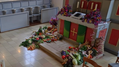 Farbenfroh die Spenden der Bürger zum Erntedankfest.  (Bild: Leonhard Ehras)