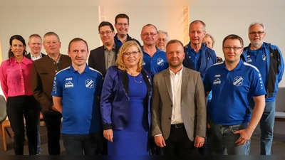 Abordnung des SV Illschwang mit 2.Bürgermeister Benjamin Hiltl (5. von links) beim Empfang im Landtag; ((5. von rechts) MdL Bernd Heinisch (sportpolitischer Sprecher der Landtagsfraktion der Freien Wähler), (inks/neben Heinisch) Gabi Schmidt (Beauftragte der Bayerischen Staatsregierung für das Ehrenamt); (ganz links): Moderatorin Sylvia Schneider; (2. von links) Ralf Welter (langjähriger Organisationschef des FC Sternstunden) (Bild: Norbert Weis)