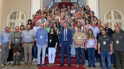 Landtagsdirektabgeordneter Dr. Harald Schwartz (vorne Mitte) konnte zahlreiche Bürgerinnen und Bürger aus Amberg-Sulzbach im Maximilianeum begrüßen und nahm sich reichlich Zeit für Gespräche. (Bild: Stefan Ott)