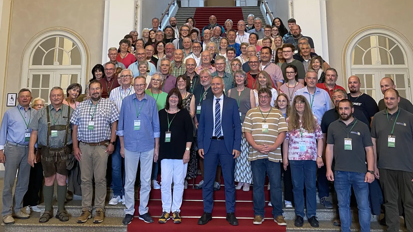 Landtagsdirektabgeordneter Dr. Harald Schwartz (vorne Mitte) konnte zahlreiche Bürgerinnen und Bürger aus Amberg-Sulzbach im Maximilianeum begrüßen und nahm sich reichlich Zeit für Gespräche. (Bild: Stefan Ott)