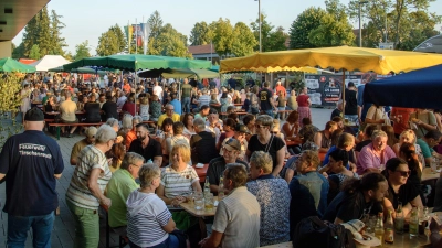 Großen Anklang fand das diesjährige Gartenfest der Tirschenreuther Feuerwehr. Bis in die Nacht hinein war die Fahrzeughalle und der Hof des Gerätehauses sehr gut besucht. (Bild: Lukas Fenzl)