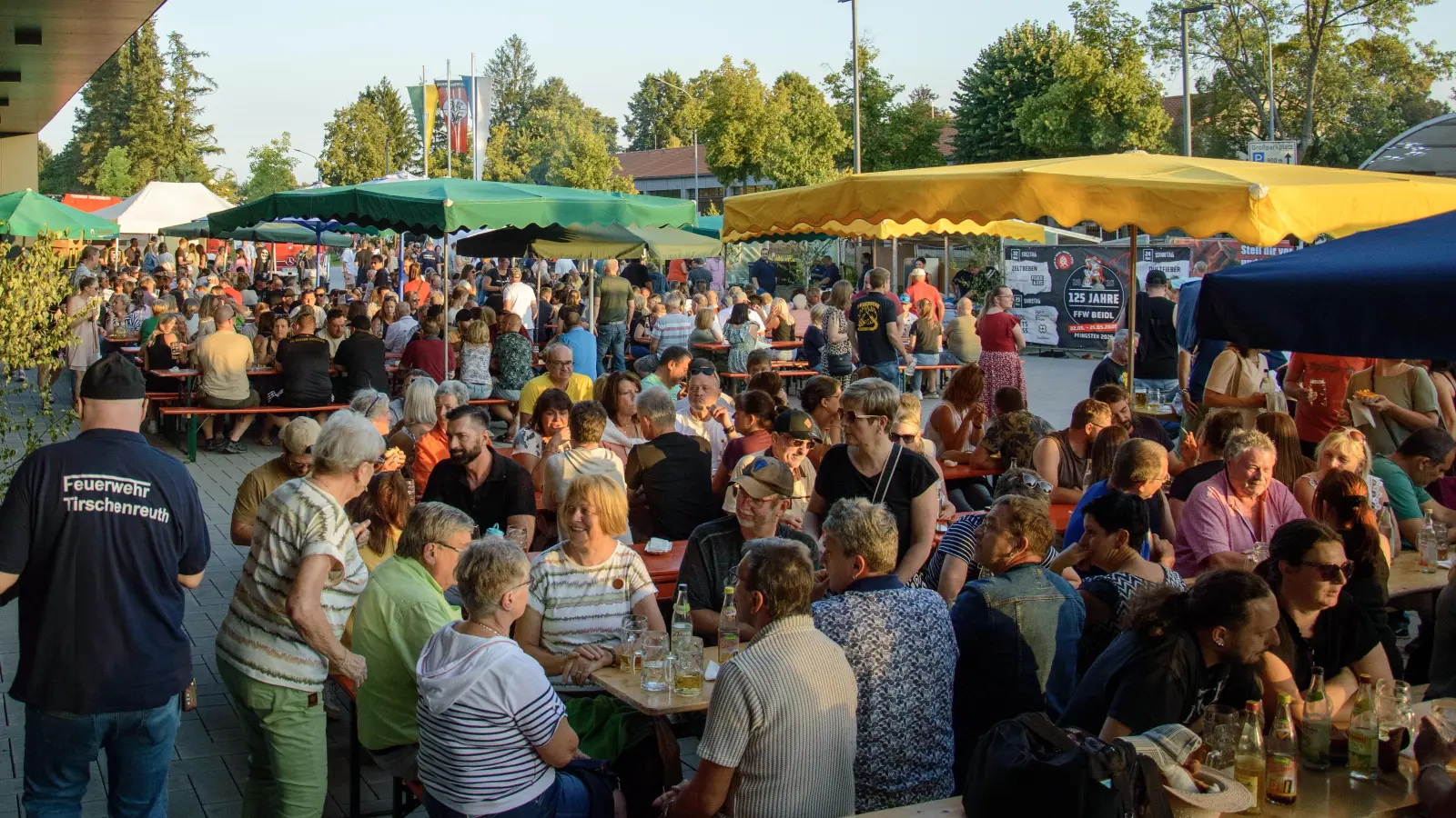 Großen Anklang fand das diesjährige Gartenfest der Tirschenreuther Feuerwehr. Bis in die Nacht hinein war die Fahrzeughalle und der Hof des Gerätehauses sehr gut besucht. (Bild: Lukas Fenzl)
