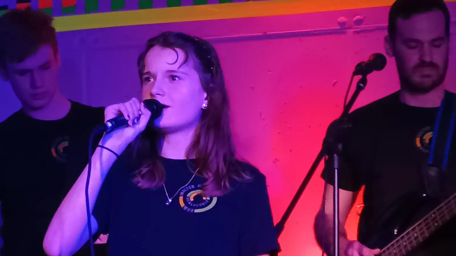 Die Schulband „The Walters“ mit Sängerin Mia Adlt (Klasse 7e) hatte beim Frühlingskonzert der Höllerer-Realschule wieder einen starken Auftritt.<br> (Bild: Christian Langhans)