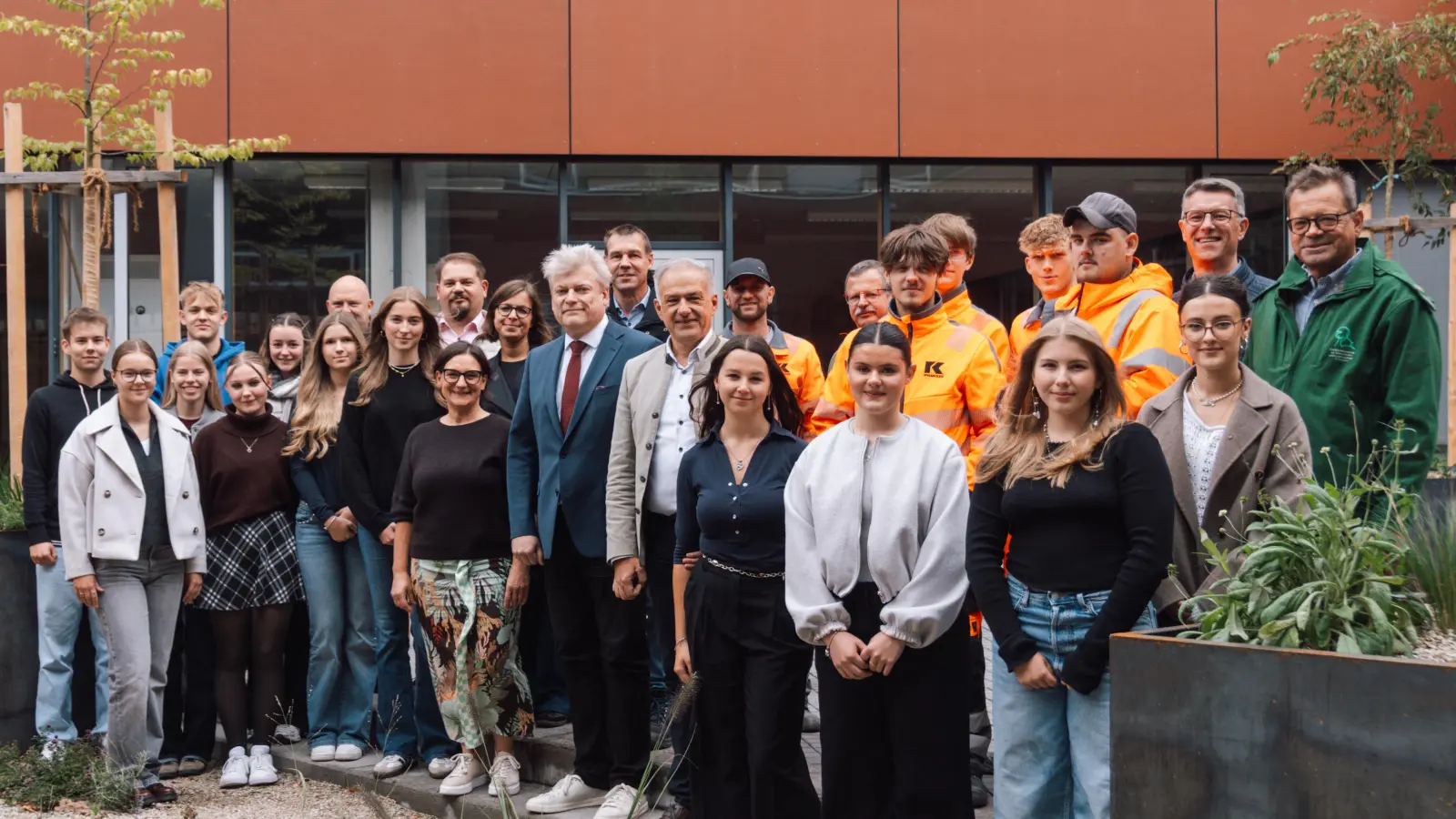 In einem feierlichen Rahmen präsentierte das P-Seminar „Grüne Oase“ gemeinsam mit Förderern und Unterstützern den von ihnen neu gestalteten Innenhof.  (Bild: Franz Kassecker GmbH)