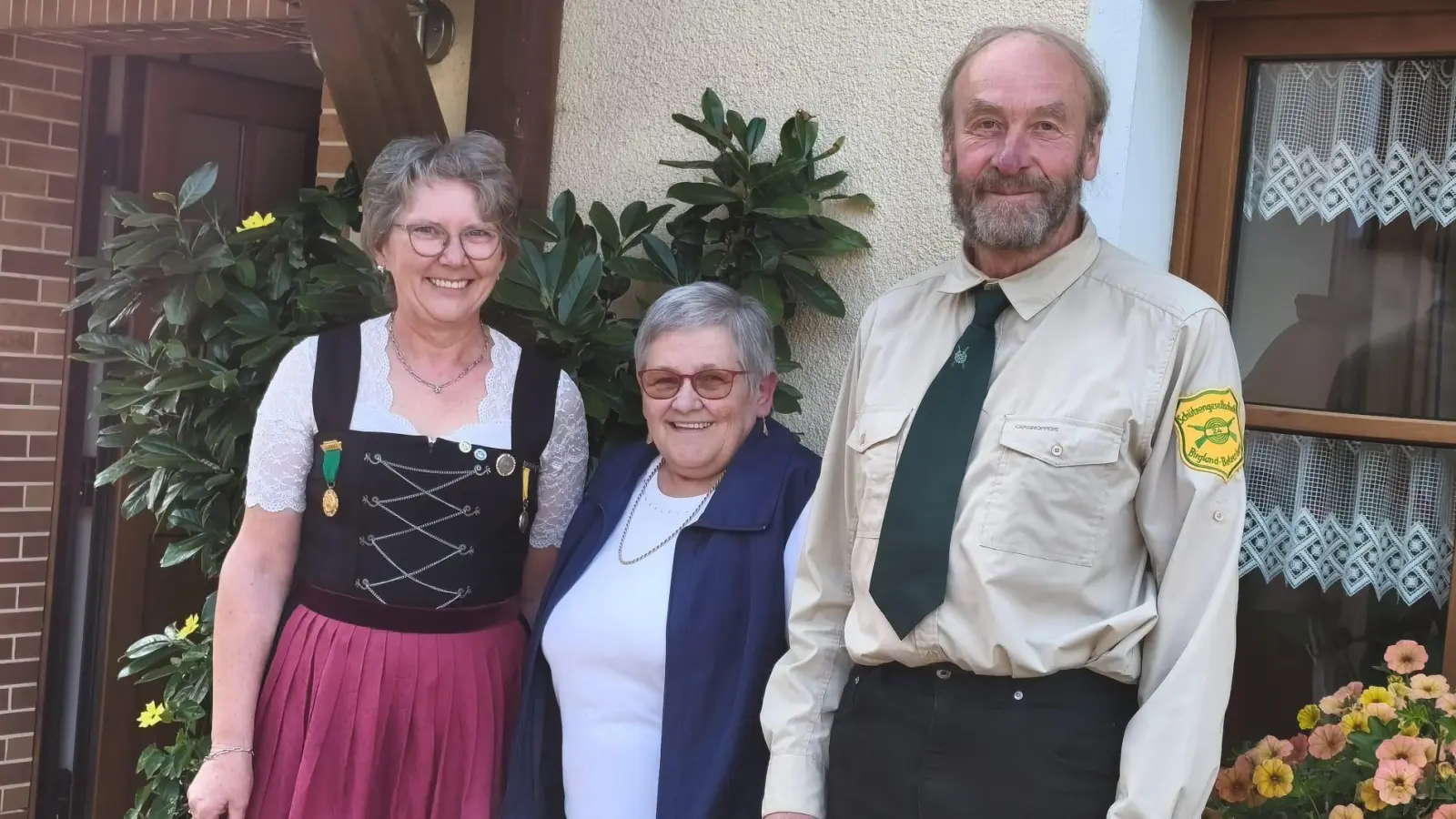 von links. Zweiter Kassier: Barbara Söhnlein, Jubilarin: Annerose Danhauser erster Schützenmeister: Ernst Kölbel;, (Bild: Hans Siess)
